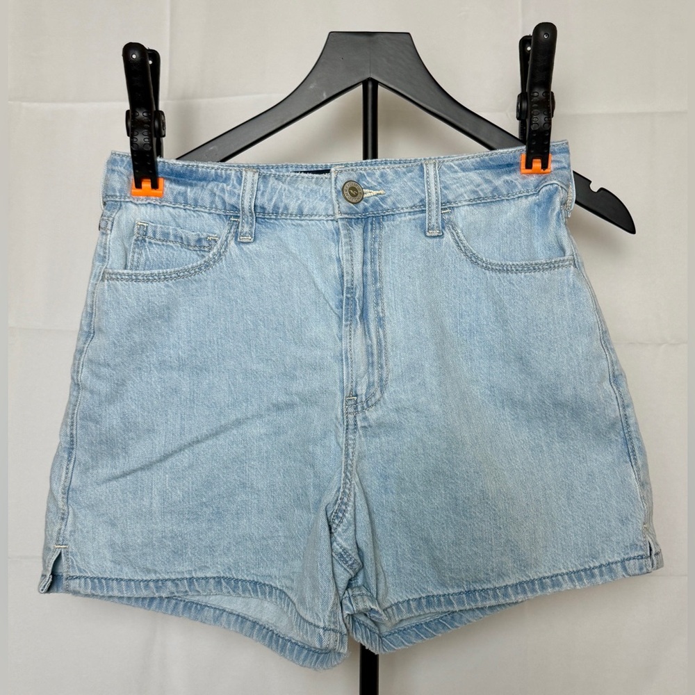 Hollister Ultra High-Rise Light Wash Lightweight 90s Jean Shorts